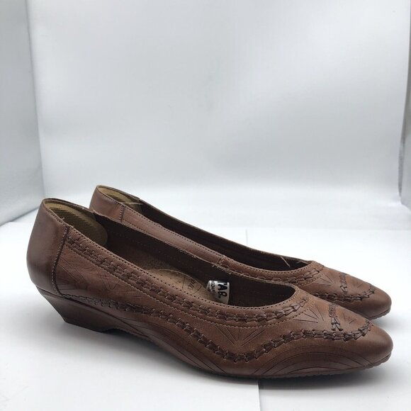 Dr. Scholl's Shoes - Dr Scholls brown leather embroidered slip on pumps kitten heel sz 9